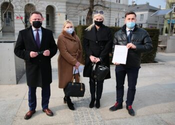 04.03.2021. Kielce. Konferencja prasowa. Na zdjęciu (od lewej): Andrzej Szejna - poseł, Katarzyna Suchańska - radna, Małgorzata Marenin, Kamil Suchański, przewodniczący Rady Miasta w Kielcach / Wiktor Taszłow / Radio Kielce