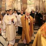 08.03.2021. Jędrzejów. Msza święta, w trakcie której poświęcona została kaplica bł. Wincentego Kadłubka. Na zdjęciu: abp Marek Jędraszewski, metropolita krakowski / Wiktor Taszłow / Radio Kielce