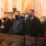 08.03.2021. Jędrzejów. Msza święta, w trakcie której poświęcona została kaplica bł. Wincentego Kadłubka. Na zdjęciu (od lewej): Piotr Wawrzyk - wiceminister spraw zagranicznych, poseł Krzysztof Lipiec, Krzysztof Słoń - senator PiS, Zbigniew Koniusz - wojewoda świętokrzyski, Paweł Faryna - starosta jędrzejowski, Maria Barańska - wicestarosta jędrzejowski, Marek Bogusławski - wicemarszałek województwa świętokrzyskiego / Wiktor Taszłow / Radio Kielce