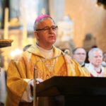 08.03.2021. Jędrzejów. Msza święta, w trakcie której poświęcona została kaplica bł. Wincentego Kadłubka. Na zdjęciu: Jan Piotrowski - biskup kielecki / Wiktor Taszłow / Radio Kielce