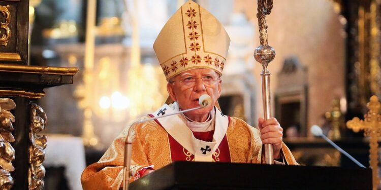 08.03.2021. Jędrzejów. Msza święta, w trakcie której poświęcona została kaplica bł. Wincentego Kadłubka. Na zdjęciu: abp Marek Jędraszewski, metropolita krakowski / Wiktor Taszłow / Radio Kielce