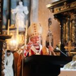 08.03.2021. Jędrzejów. Msza święta, w trakcie której poświęcona została kaplica bł. Wincentego Kadłubka. Na zdjęciu: abp Marek Jędraszewski, metropolita krakowski / Wiktor Taszłow / Radio Kielce