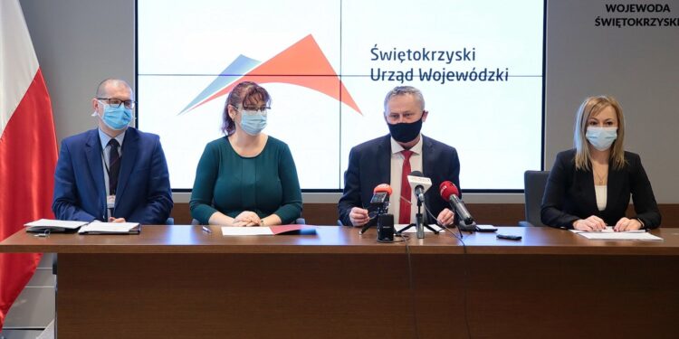 urzędzie wojewódzkim, Anna Król - pełnomocnik wojewody ds. rodziny, Zbigniew Koniusz - wojewoda świętokrzyski, Ewa Kopolovets - dyrektor wydziału polityki społecznej i zdrowia w