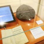 12.03.2021. Kielce. Muzeum Historii Kielc. Wystawa „Meteoryty ze zbiorów Krzysztofa Sochy – Sala dla Kolekcjonera” / Wiktor Taszłow / Radio Kielce