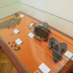 12.03.2021. Kielce. Muzeum Historii Kielc. Wystawa „Meteoryty ze zbiorów Krzysztofa Sochy – Sala dla Kolekcjonera” / Wiktor Taszłow / Radio Kielce