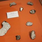 12.03.2021. Kielce. Muzeum Historii Kielc. Wystawa „Meteoryty ze zbiorów Krzysztofa Sochy – Sala dla Kolekcjonera” / Wiktor Taszłow / Radio Kielce