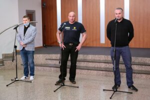 12.03.2021. Kielce. Konferencja prasowa dotycząca leczenia Hani Terleckiej. Na zdjęciu (od lewej): Grzegorz Prokop, Marcin Najman - były bokser i zawodnik MMA, Bartłomiej Terlecki - ojciec Hani / Wiktor Taszłow / Radio Kielce