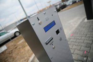 15.03.2021. Kielce. Parking przed starostwem powiatowym / Wiktor Taszłow / Radio Kielce