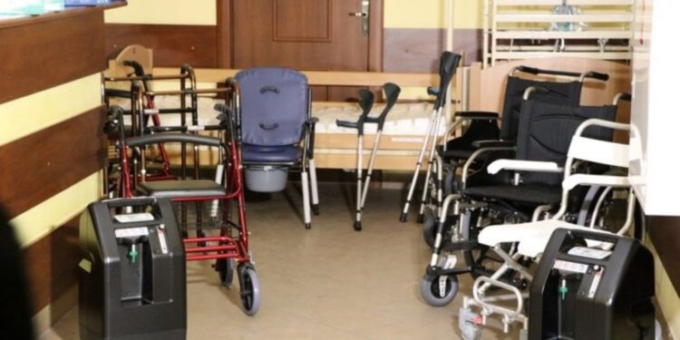Chęciny. Wypożyczalnia sprzętu dla osób niepełnosprawnych / Starostwo Powiatowe w Kielcach