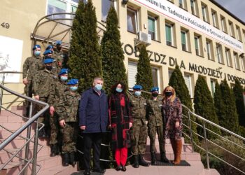 16.03.2021 Ostrowiec Świętokrzyski. Na zdjęciu senator Jarosław Rusiecki, Izabela Pustuła - dyrektor ZDZ im. Tadeusza Kościuszki w Ostrowcu Św., Małgorzata Bidzińska - wicedyrektor szkoły / Emilia Sitarska / Radio Kielce