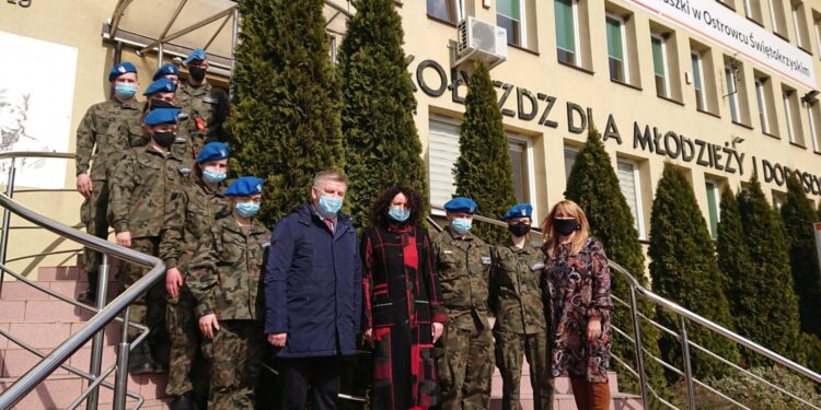 16.03.2021 Ostrowiec Świętokrzyski. Na zdjęciu senator Jarosław Rusiecki, Izabela Pustuła - dyrektor ZDZ im. Tadeusza Kościuszki w Ostrowcu Św., Małgorzata Bidzińska - wicedyrektor szkoły / Emilia Sitarska / Radio Kielce