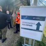 20.04.2021. Podzamcze. Punkt szczepień drive thru / Wiktor Taszłow / Radio Kielce