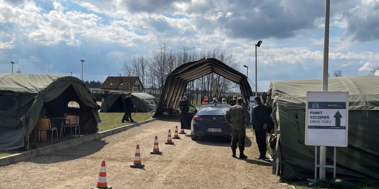 20.04.2021. Podzamcze. Punkt szczepień drive thru / Wiktor Taszłow / Radio Kielce