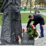 13.04.2021. Staszów. Obchody Dnia Pamięci Ofiar Zbrodni Katyńskiej. Na zdjęciu: Leszek Kopeć - burmistrz Staszowa / Urząd Miasta Staszów