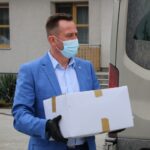 23.04.2021. Jędrzejów. Przekazanie żywności w ramach programu Bezpieczne Powiaty Świętokrzyskie Plus. Na zdjęciu: Paweł Faryna - starosta jędrzejowski / Starostwo Powiatowe w Jędrzejowie