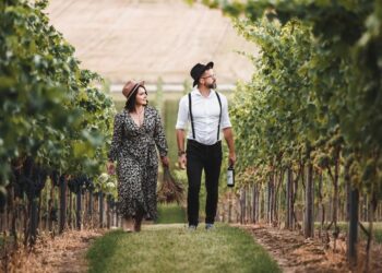 04.04.2021. Złota Pińczowska. Winnica Złota Wieś. Na zdjęciu: Ewelina i Marcin Ptak - właściciele / Winnica Złota Wieś