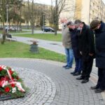 13.04.2021. Staszów. Obchody Dnia Pamięci Ofiar Zbrodni Katyńskiej. Na zdjęciu (od lewej): Ireneusz Kwiecjasz - przewodniczący rady miejskiej w Staszowie, Leszek Kopeć - burmistrz Staszowa, Jan Sikora - sekretarz Starostwa  Powiatowego w Staszowie, Dariusz Kubalski - dyrektor Publicznej Szkoły Podstawowej nr 2 w Staszowie / Urząd Miasta Staszów