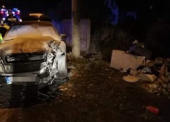 10.04.2021. Ostrowiec Św. Kierowca samochodu osobowego wjechał w ogrodzenie / Ratownictwo Powiatu Ostrowieckiego