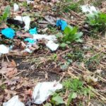 15.04.2021. Pińczów. Śmieci na „Górze Zamkowej” / Krajobrazy Ponidzia