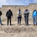 27.04.2021. Szydłów. Sadzenie miejskiej winnicy. Na zdjęciu (drugi z lewej): Andrzej Tuz - burmistrz Szydłowa / Urząd Miasta i Gminy w Szydłowie