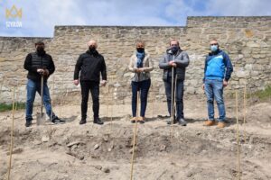 27.04.2021. Szydłów. Sadzenie miejskiej winnicy. Na zdjęciu (drugi z lewej): Andrzej Tuz - burmistrz Szydłowa / Urząd Miasta i Gminy w Szydłowie