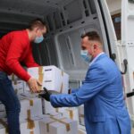 23.04.2021. Jędrzejów. Przekazanie żywności w ramach programu Bezpieczne Powiaty Świętokrzyskie Plus. Na zdjęciu (po prawej): Paweł Faryna - starosta jędrzejowski / Starostwo Powiatowe w Jędrzejowie