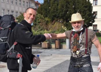 Grzegorz Stenka (z lewej) we wtorek dotarł do Bydgoszczy / Muszla św. Jakuba / Facebook