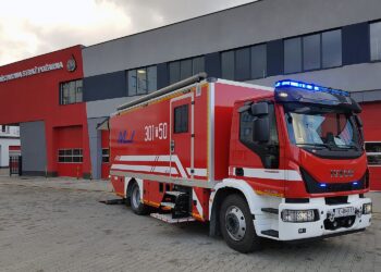 Samochód specjalny SPGaz Iveco należący do Jednostki Ratowniczo-Gaśniczej nr 1 Komendy Miejskiej Państwowej Straży Pożarnej w Kielcach / KM PSP Kielce
