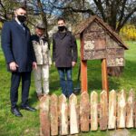 27.04.2021. Sandomierz. Domek dla owadów w Parku Piszczele. Na zdjęciu (od lewej): Marcin Marzec - burmistrz Sandomierza, Marek Bażant - pracownik Miejskiego Ośrodka Sportu i Rekreacji w Sandomierzu i Paweł Wierzbicki - dyrektor Miejskiego Ośrodka Sportu i Rekreacji w Sandomierzu / Grażyna Szlęzak-Wójcik / Radio Kielce