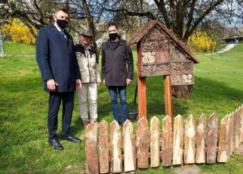27.04.2021. Sandomierz. Domek dla owadów w Parku Piszczele. Na zdjęciu (od lewej): Marcin Marzec - burmistrz Sandomierza, Marek Bażant - pracownik Miejskiego Ośrodka Sportu i Rekreacji w Sandomierzu i Paweł Wierzbicki - dyrektor Miejskiego Ośrodka Sportu i Rekreacji w Sandomierzu / Grażyna Szlęzak-Wójcik / Radio Kielce