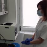 29.04.2021. Starachowice. Sprzęt do wykonywania testów PCR / Anna Głąb / Radio Kielce