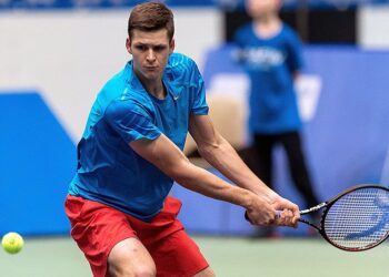 Na zdjęciu archiwalnym z 27.02.2017 roku Polak Hubert Hurkacz w pojedynku z Francuzem Jonathanemem Eysserikiem podczas meczu 1. rundy tenisowego Challengera ATP Wrocław Open / Maciej Kulczyński / PAP