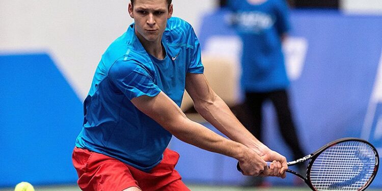 Na zdjęciu archiwalnym z 27.02.2017 roku Polak Hubert Hurkacz w pojedynku z Francuzem Jonathanemem Eysserikiem podczas meczu 1. rundy tenisowego Challengera ATP Wrocław Open / Maciej Kulczyński / PAP