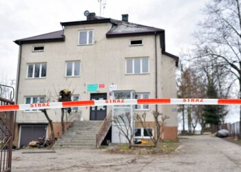 05.04.2021. Bojmie. Budynek w miejscowości Bojmie (pow. siedlecki, woj. mazowieckie), w którym w nocy z niedzieli na poniedziałek wybuchł pożar / Przemysław Piątkowski / PAP