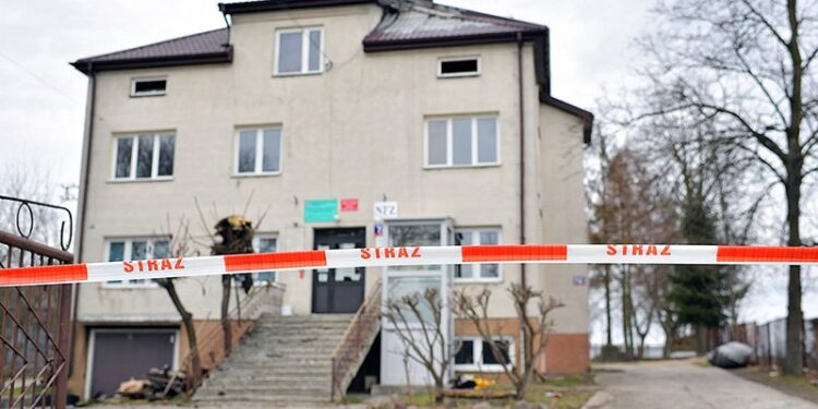 05.04.2021. Bojmie. Budynek w miejscowości Bojmie (pow. siedlecki, woj. mazowieckie), w którym w nocy z niedzieli na poniedziałek wybuchł pożar / Przemysław Piątkowski / PAP