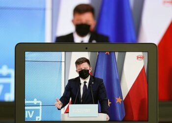 06.04.2021. Warszawa. Szef Kancelarii Prezesa Rady Ministrów, pełnomocnik rządu ds. szczepień przeciwko COVID-19 Michał Dworczyk podczas konferencji prasowej transmitowanej z siedziby KPRM / Paweł Supernak / PAP
