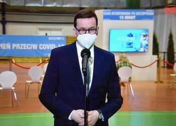 08.04.2021. Premier Mateusz Morawiecki podczas wypowiedzi dla mediów transmitowanej z punktu szczepień przeciw COVID-19 w Skierniewicach / Radek Pietruszka / PAP