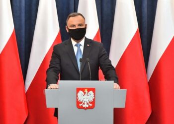 09.04.2021. Warszawa. Prezydent RP Andrzej Duda podczas wypowiedzi dla mediów transmitowanej z Pałacu Prezydenckiego. Prezydent wziął udział w zwołanym przez siebie posiedzeniu Rady Gabinetowej ws. sytuacji epidemicznej oraz dalszej strategii działań państwa w walce z COVID-19 / PAP/Andrzej Lange