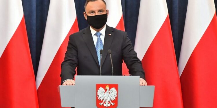 09.04.2021. Warszawa. Prezydent RP Andrzej Duda podczas wypowiedzi dla mediów transmitowanej z Pałacu Prezydenckiego. Prezydent wziął udział w zwołanym przez siebie posiedzeniu Rady Gabinetowej ws. sytuacji epidemicznej oraz dalszej strategii działań państwa w walce z COVID-19 / PAP/Andrzej Lange