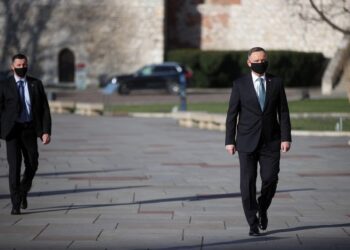 10.04.2021. Kraków, Obchody 11. rocznicy katastrofy smoleńskiej. Na zdjęciu po prawej Prezydent RP Andrzej Duda przed rozpoczęciem uroczystości rocznicowych na Wawelu w Krakowie / PAP/Łukasz Gągulski