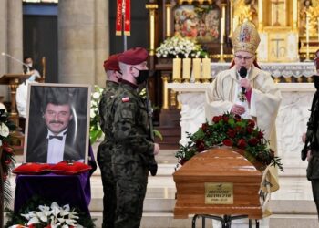 10.04.2021. Łódź. Bazylika Archikatedralna pw. św. Stanisława Kostki. Msza święta pogrzebowa Krzysztofa Krawczyka. Na zdjęciu: Bp Antoni Długosz / PAP/Grzegorz Michałowski