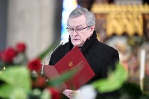 10.04.2021. Łódź. Bazylika Archikatedralna pw. św. Stanisława Kostki. Msza święta pogrzebowa Krzysztofa Krawczyka. Na zdjęciu: Piotr Gliński - wicepremier, minister kultury, dziedzictwa narodowego i sportu / PAP/Grzegorz Michałowski