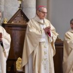 10.04.2021. Łódź. Bazylika Archikatedralna pw. św. Stanisława Kostki. Msza święta pogrzebowa Krzysztofa Krawczyka. Na zdjęciu (w środku): bp Antoni Długosz / PAP/Grzegorz Michałowski