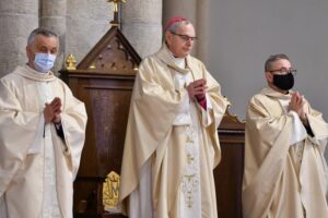 10.04.2021. Łódź. Bazylika Archikatedralna pw. św. Stanisława Kostki. Msza święta pogrzebowa Krzysztofa Krawczyka. Na zdjęciu (w środku): bp Antoni Długosz / PAP/Grzegorz Michałowski