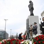 10.04.2021. Warszawa. Obchody 11. rocznicy katastrofy smoleńskiej. Prezydent RP Andrzej Duda podczas uroczystości złożenia znicza pod pomnikiem prezydenta RP Lecha Kaczyńskiego na pl. Piłsudskiego / PAP/Leszek Szymański