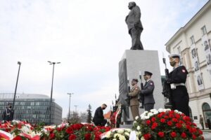 10.04.2021. Warszawa. Obchody 11. rocznicy katastrofy smoleńskiej. Prezydent RP Andrzej Duda podczas uroczystości złożenia znicza pod pomnikiem prezydenta RP Lecha Kaczyńskiego na pl. Piłsudskiego / PAP/Leszek Szymański