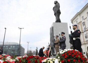 10.04.2021. Warszawa. Obchody 11. rocznicy katastrofy smoleńskiej. Prezydent RP Andrzej Duda podczas uroczystości złożenia znicza pod pomnikiem prezydenta RP Lecha Kaczyńskiego na pl. Piłsudskiego / PAP/Leszek Szymański