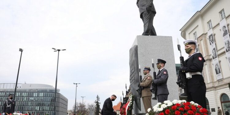 10.04.2021. Warszawa. Obchody 11. rocznicy katastrofy smoleńskiej. Prezydent RP Andrzej Duda podczas uroczystości złożenia znicza pod pomnikiem prezydenta RP Lecha Kaczyńskiego na pl. Piłsudskiego / PAP/Leszek Szymański