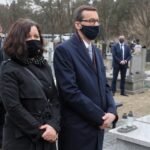 10.04.2021. Grotniki. Uroczystości pogrzebowe Krzysztofa Krawczyka. Na zdjęciu: premier Mateusz Morawiecki z żoną Iwoną Morawiecką / PAP/Roman Zawistowski