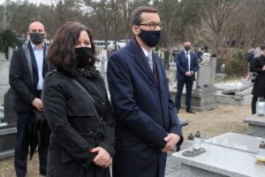 10.04.2021. Grotniki. Uroczystości pogrzebowe Krzysztofa Krawczyka. Na zdjęciu: premier Mateusz Morawiecki z żoną Iwoną Morawiecką / PAP/Roman Zawistowski